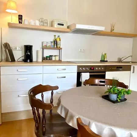City-Apartment, 2 Schlafzimmer, Parkhaus 150 M *